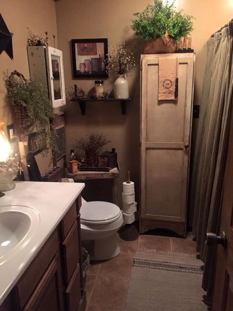 Rancher House, Primitive Bathroom Ideas, Cozy Bathroom Ideas, Home Decoration For Wedding, Primitive Bathroom Decor, Country Bathroom Designs, Rooms Inspiration, Primitive Bathroom, Spare Bathroom