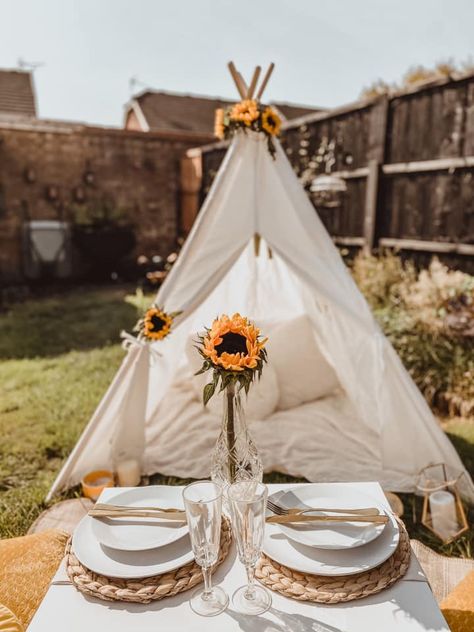 Sunflower picnic with rustic place settings, vintage flutes and a themed tepee for a cheerful date night at home Sunflower Picnic Theme, Sunflower Picnic, Date Ideas At Home, Date Night At Home, Picnic Theme, Bachelorette Ideas, Door Decorating, Picnic Ideas, Night At Home