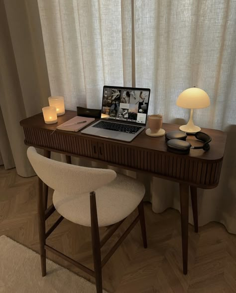 Small Desk Setup Ideas, Bridal Abaya, Wellness Room, Interior Design Per La Casa, Apartment Decor Inspiration, Design Del Prodotto, Home Office Setup, Apartment Inspiration, Home Design Decor