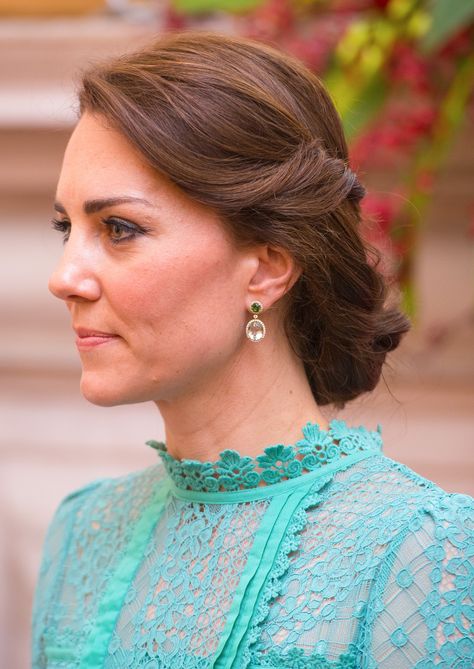 For lunch with the Indian prime minister, Kate wore a new pair of Kiki McDonough earrings made of green tou... Ducesa Kate, Kate Middleton Stil, Principe William Y Kate, Düşes Kate, Herzogin Von Cambridge, Estilo Kate Middleton, Kate Middleton Hair, Princesa Kate Middleton, Kate Middleton Outfits