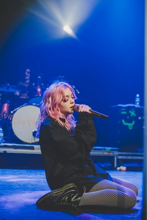 ig @duafeelengs Hey Violet Aesthetic, Singing Pictures, Singing Pose Reference, Singing Pose, Rena Lovelis, Concert Singer, Band Au, 2000s Punk, Hey Violet