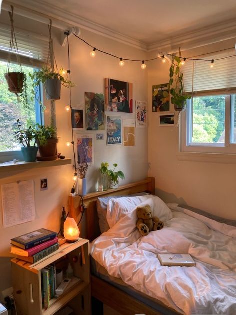 Dorm Room Boho Ideas, Apartment Room Lighting Ideas, Dorm Bedding Aesthetic, Dorm Mood Lighting, California Dorm Room, Cozy Eclectic Bedroom Vintage, Room Format Ideas, Cool Dorm Decor, Renter Friendly Room Decor