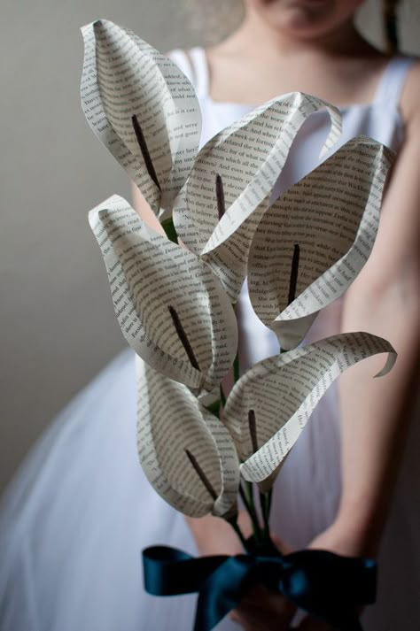 calla lilies paper via 7 Paper Flower Bouquets | http://emmalinebride.com/flowers/wedding-paper-flower-bouquets/ Calla Lily Paper Flower, Crafts From Books, Book Paper Crafts, Paper Lilies, Paper Flower Ideas, Cala Lilies, Folded Paper Flowers, Craft Ideas With Paper, Origami Bouquet