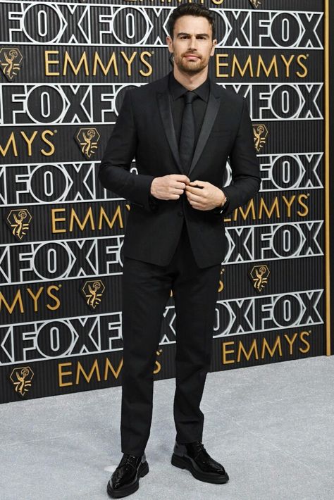 Best Mens Red Carpet Looks, Theo James 2024, Men Red Carpet Looks, Red Carpet Men Fashion, Red Carpet Party Outfit, Men’s Suits Trends 2024, Celebrity Suits Men Red Carpets, Multiple Boyfriends, Theo James Suit