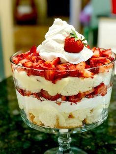 The Best Ever Strawberry Shortcake Trifle Shortcake Trifle, Oreo Trifle, Trifle Bowl Recipes, Cake Trifle, Mousse Au Chocolat Torte, Strawberry Shortcake Trifle, Strawberry Trifle, Dessert Parfait, British Desserts