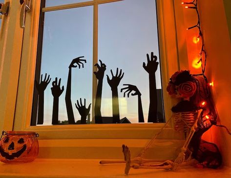 Halloween Window Display, Pelottava Halloween, Halloween Window Decorations, Fiesta Halloween, Halloween Office, Deco Halloween, Halloween Decor Diy, Casa Halloween, Homemade Halloween Decorations