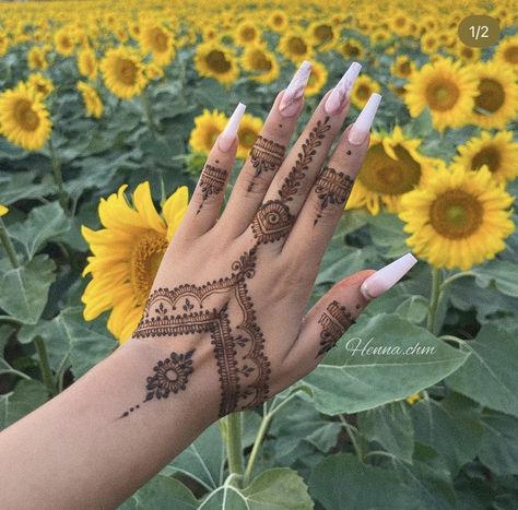 Simple Floral Mehndi Designs, Minimalistic Mehendi, Tattoo Designs Hand, Henna Designs Flower, Mehandi Design For Hand, Palm Henna Designs, Small Henna Designs, Cute Henna Designs, Cute Henna Tattoos