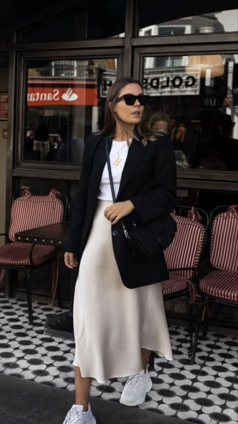 Style Parisian Chic, Satin Skirt Outfit, Skirt Outfit Summer, Rok Outfit, French Street Fashion, Outfit Looks, Midi Skirt Outfit, Europe Outfits, Business Casual Outfits For Work