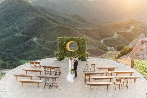 Minimalist + Sleek Wedding in the Texas Hill Country - Green Wedding Shoes Texas Hill Country Decor, Texas Hill Country House Plans, Texas Hill Country Wedding Venues, Sleek Wedding, Malibu Rocky Oaks, Country Sunset, Hill Country Wedding Venues, Texas Land, Texas Hill Country Wedding