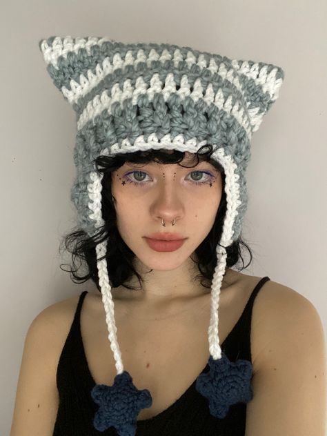 Blue Graphic Makeup, Selfie Photography Ideas, Graphic Makeup Looks, Hat With Stars, Stars Crochet, Fuzzy Cat, Aesthetic Star, Crochet Cat Hat, Hat Aesthetic