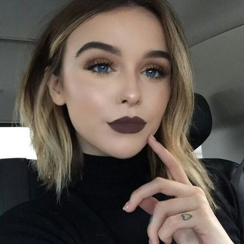 Grunge Eye Makeup, Dark Lip Makeup, Maquillage Yeux Cut Crease, Ash Blonde Balayage, Dark Eyeshadow, Dark Lipstick, Beauty Make-up, Dark Lips, Make Up Looks