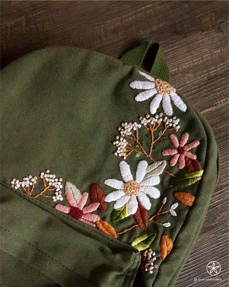 Black Backpack Embroidery, Embroidery Designs Backpack, Embroidered Backpack Diy, Embroidery Aesthetic Vintage, Embroider Backpack, Embiordery Design, Backpack Embroidery Ideas, Embroidery On Backpack, Things To Embroider On