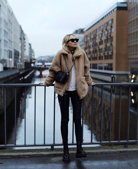 french girl style Sherpa Jacket Outfit, Teddy Coat Outfit, Coat Street Style, Sherpa Coat, French Girl Style, Coat Outfits, Sherpa Jacket, Mode Inspo, Warm Outfits