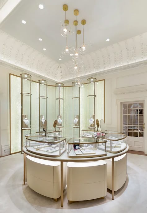 Cartier Store, Jewelry Shop Display, Jewelry Store Interior, Luxury Jewelry Store, Retail Store Interior Design, Jewelry Store Design, Jewellery Shop Design, Retail Store Interior, Showroom Interior Design