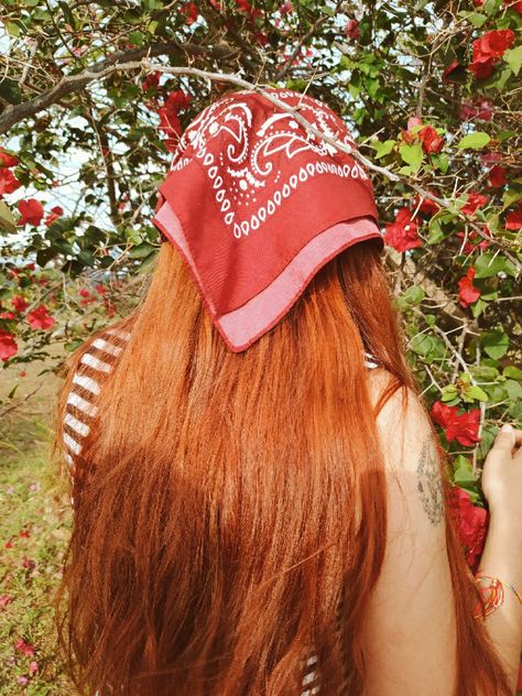 Red hair girl, cabello de tono cobrizo y largo Red Hair Bandana, Red Haired Girl Aesthetic, Red Head Girl Aesthetic, Ginger Icons, Artsy Girl Aesthetic, Tomato Girl Aesthetic, Red Headscarf, Country Girl Aesthetic, Red Hair Girl