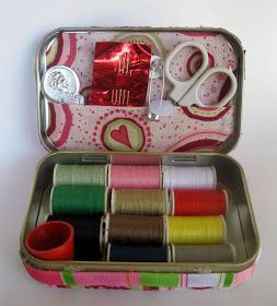 Sometimes when I'm out and about I end up needing a sewing kit. To sew back on a fallen button, to pin together a ripped seam, to cut ... Decorated Tins, Tin Upcycle, Altoid Tin Ideas, Altoid Tin Crafts, Tin Projects, Operation Shoebox, Sewing Kit Box, Altered Altoid Tins, Shoebox Ideas