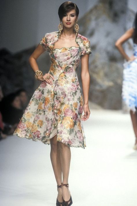 Hanae Mori Haute Couture S/S 1996 Vintage Runway Fashion, Hanae Mori, Decades Of Fashion, Mori Fashion, Runway Fashion Couture, Fashion Forms, Fancy Dresses, Ball Dresses, Couture Fashion