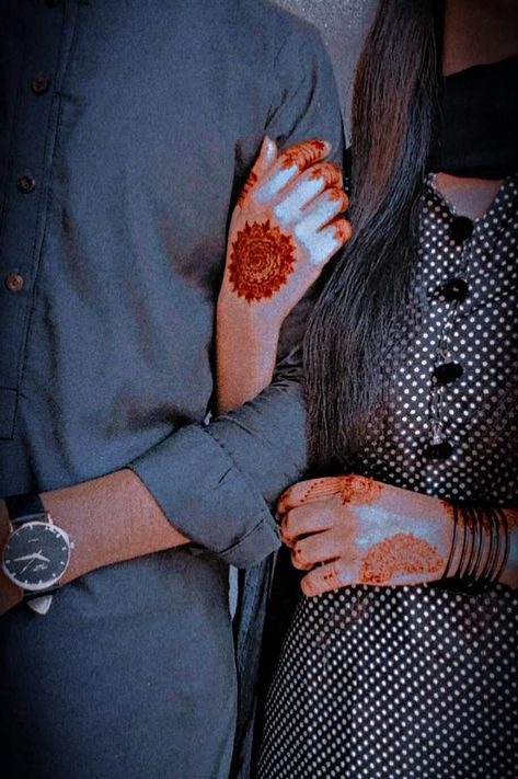 Couples dpz Couples Dpz Instagram, Hands Dpz Couple, Eid Dpz For Couple, Couple Goal Romantic Pictures, Cute Couple Hand Dpz, Hand Pose Couple, Czns Goal Pics, Couple Hands Dpz, Couple Goal Hands