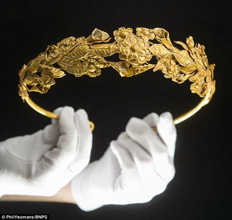 Its elderly owner, who wants to remain anonymous, was stunned when he found it. Needless to say his shock gauge went through the roof when an auctioneer then told him the valuable artefact it is worth at least £100,000 Ancient Greek Accessories, Ancient Greek Crown, Myrtle Wreath, Ancient Crown, Greek Crown, Ancient Greek Jewelry, Ancient Jewels, Ancient Jewellery, Royal Crowns