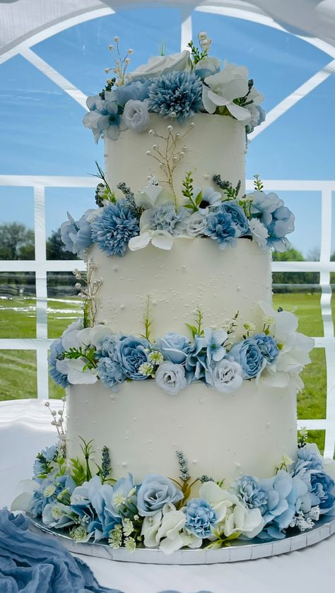 Wedding Blue Cake, Pastel Blue Wedding Cake, Sky Blue And White Wedding Theme, Sky Blue Wedding Cake, Blue Wedding Colour Scheme, White And Sky Blue Wedding, White And Light Blue Wedding Cake, Wedding Cakes Blue And White, Sky Blue Wedding Decorations