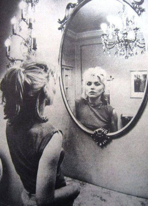 Debbie Harry 70s, 80s Punk Fashion, Debby Harry, Garage Punk, Rock & Roll, Deborah Harry, Afrique Art, Blondie Debbie Harry, Mirror Reflection