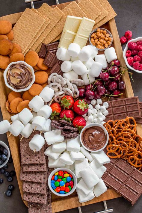 Adult Party Food Ideas, Smores Dessert, Dessert Board, Dessert Platter, Sleepover Food, Party Food Platters, Charcuterie And Cheese Board, Charcuterie Recipes, La Food