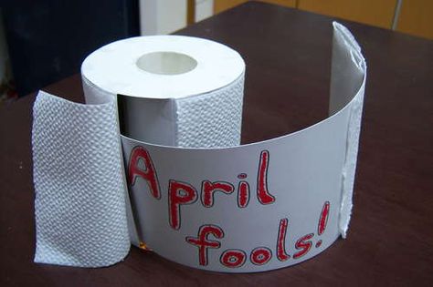 Fake Toilet Paper Roll for April Fool's Day! Can't wait to do this lol!! Pranks For Coworkers, Work Pranks, Best April Fools Pranks, Best Pranks Ever, Funny April Fools Pranks, Easy Pranks, April Fools Day Jokes, Best April Fools, April Fool's Prank