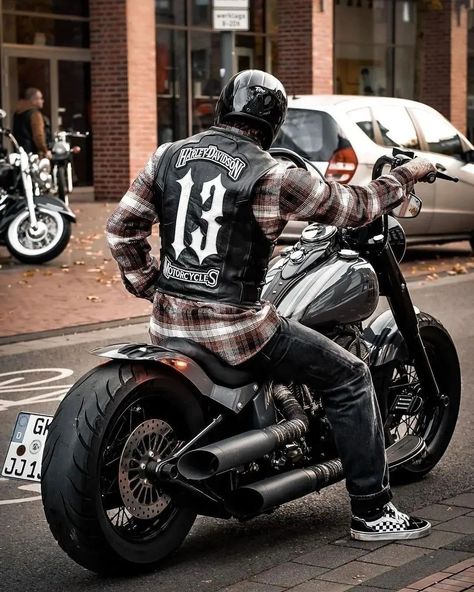 Outfits Biker, Harley Men, Мотоциклы Cafe Racers, Motorcross Bike, Biker Photoshoot, Biker Aesthetic, Bobber Bikes, Japanese Motorcycle, Biker Gear