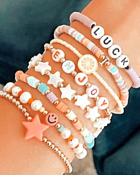 Preppy Pfp Bracelets, Preppy Bracelets Pfp, Braclet Ideas Clay Bead Preppy, Aesthetic Preppy Drawings, Preppy Brackets, Soco Bracelets, Braslets Beads Aesthetic, Bracelet Pfp, Preppy Aesthetic Pfp