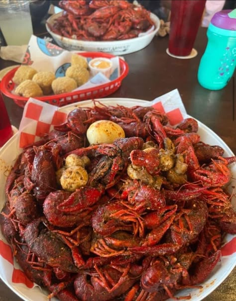 Cajun Food Photography, Crawfish Boil Aesthetic, Louisiana Seafood Boil, Crawfish Aesthetic, Dinner Date Ideas, Crawfish Recipes, Louisiana Culture, Boil Recipes, Fancy Foods