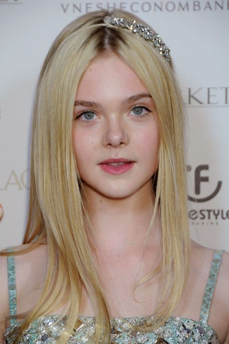 Ellie Fanning, Sheer Lip Color, Elle Fanning Style, Dakota And Elle Fanning, Glittery Eyes, Champagne Blonde, Pink Cheeks, Dakota Fanning, Braut Make-up