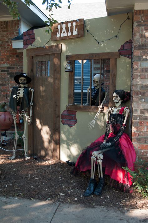 great idea for making false walls inbetween house & whatever. Wild West Halloween, Halloween Outdoors, Pirate Decorations, Cowboy Halloween, Halloween School Treats, Halloween Diy Outdoor, Halloween Outside, Fairy Halloween Costumes, Yard Haunt