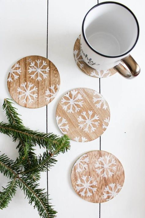 DIY Winter Snowflake Coasters via withinthegrove Decor After Christmas, Winter Decorating, Snow Flakes Diy, Winter Decorations Diy, Diy Winter, Winter Project, Christmas Coasters, Diy Coasters, Winter Snowflakes