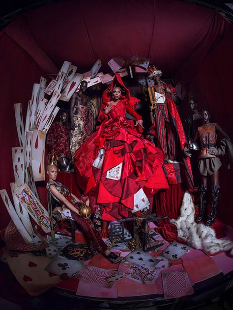 RuPaul as the 'Queen of Hearts' photographed by Tim Walker for the 'Alice in Wonderland' themed 2018 Pirelli calendar. Styled by Edward Enninful. Vampire Couture, Tim Walker Photography, David Lachapelle, Ellen Von Unwerth, Alfred Stieglitz, Tim Walker, Richard Avedon, Party Photography, Ideas Photography