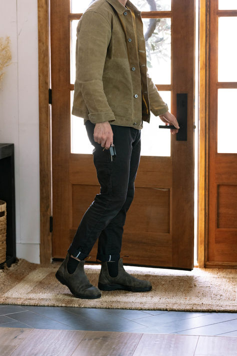 Stay warm and stylish this winter in your Blundstone chelsea boots. Male Blundstones Outfit, Men’s Heritage Style, Black Blundstone Outfit Men, Men’s Outdoor Outfits, Men Winter Boots Outfit, Blundstone Men’s Outfits, Men Blundstone Outfit, Mens Blundstone Boots Outfit, Blundstone Boots Mens Outfit