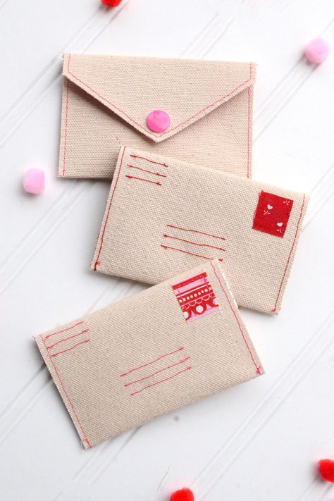 Love Letter DIY Gift Card Envelope – Free Sewing Pattern - Orange Bettie Letter Envelope Ideas, Love Letters Envelope, Sew Envelope, Valentines Sewing, Love Letter Ideas, Card Wallet Tutorial, Love Letter Envelope, Felt Envelope, Diy Wrapping