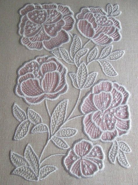 Bordado Jacobean, Flowers Applique, Embroidery Kimono, Cutwork Embroidery, Hardanger Embroidery, Hand Embroidery Tutorial, Ornament Pattern, Learn Embroidery, Japanese Embroidery