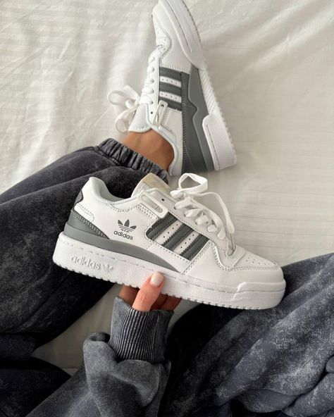 Pretty Sneakers, Mode Shoes, Trendy Shoes Sneakers, Pretty Shoes Sneakers, Shoes Outfit Fashion, Cute Nike Shoes, Hype Shoes, Girly Shoes, Aesthetic Shoes