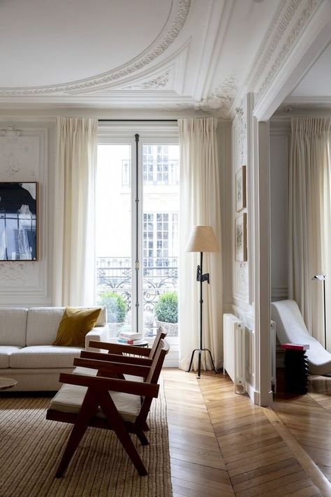 How To Give Your Apartment A Parisian Glow Up — Exhibit A Parisian Eclectic Decor, Small Parisian Apartment, Parisian Apartment Interior, Modern French Apartment, Modern Parisian Apartment, European Apartment, Parisian Living Room, Apartment Rugs, Apartment Curtains