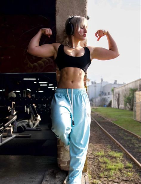 Sprinter Body Woman, Greek Goddess Physique, Figure Bodybuilding Womens, Muscular Blonde Woman, Buff Girl Aesthetic, Valencia Core, Tall Muscular Woman, Women Bulking, Buff Woman Reference