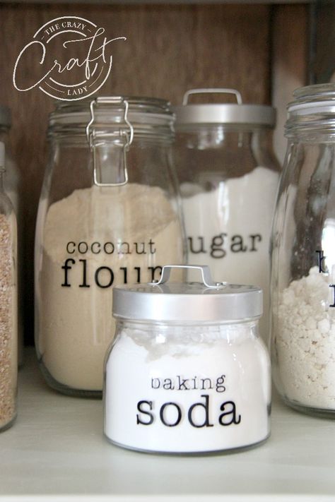 Follow this tutorial to customize your own DIY pantry labels. Using a cricut machine and black vinyl, you can make your own glass jar labels for your kitchen. Pantry Labels Printable, Diy Pantry Labels, Kitchen Pantry Labels, Diy Pantry Organization, Canister Labels, Diy Kitchens, Kitchen Labels, Jar Kitchen, Diy Pantry