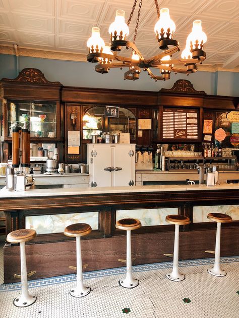 The cutest ice cream parlor in Queens. It's like going back in time. Everything is exactly the same as it was in the 1920s and 1930s.  #interiordesign #vintage #interiordecor Farrells Ice Cream Parlor, 1950 Ice Cream Parlor, Vintage Soda Fountain Shop, Old Timey Ice Cream Shop, Old Fashioned Ice Cream Shop, I’ve Cream Parlor, Old Ice Cream Parlor, Ice Cream Shop Inspiration, Soda Fountain Vintage