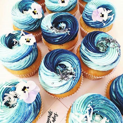 So pretty! THIS looks like an ocean wave! Blue Cake Ideas, Ocean Cupcakes, Camo Party, Blue Desserts, Moana Birthday Party, Cupcake Wars, Blue Food, Fun Color, Ideas Birthday