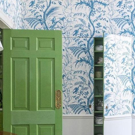 Brunschwig & Fils on Instagram: "When it comes to making a statement, wallpaper is your best friend. #GoodDesignIsForever .. Wallcovering: Bird and Thistle Designer: @allisonallendesign" Brunschwig And Fils Wallpaper, Bird And Thistle Wallpaper, Bird And Thistle, Fun Dining Room, Thistle Wallpaper, Current Interior Design Trends, Whimsical Wallpaper, Statement Wallpaper, Dining Room Wallpaper