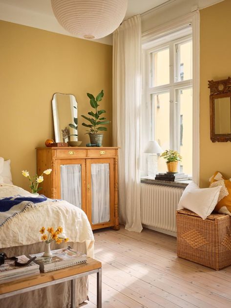 Curtains Yellow Walls, Pale Yellow Bedrooms, Beautiful House Images, House Images, Yellow Bedroom, Interiors Dream, Beautiful Interior Design, Yellow Walls, Beautiful House