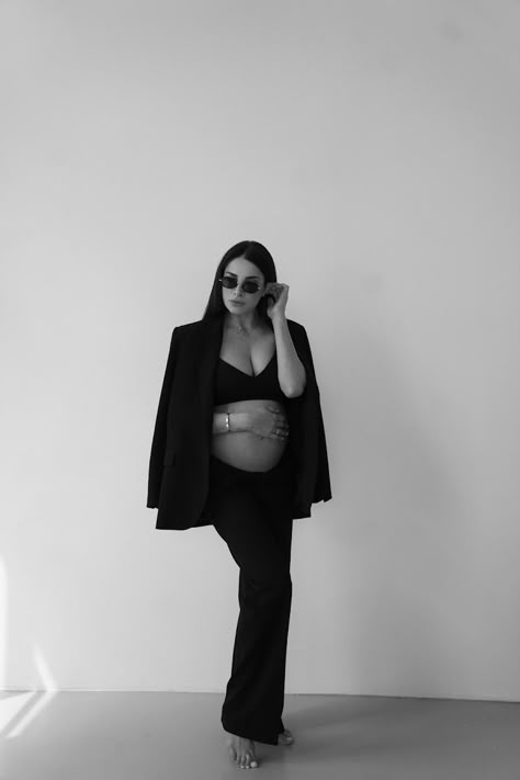 Maternity Photo Outfits Studio, Pant Suit Maternity Photoshoot, Maternity Photoshoot Black And White, Boss Maternity Shoot, Business Suit Maternity Shoot, Business Maternity Shoot, Editorial Maternity Shoot Studio, Maternity Suit Photoshoot, Blazer Maternity Shoot