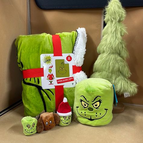 The Grinch Room Decor, Natal, Grinch Gift Ideas, Stuffed Christmas Tree, The Grinch Face, Girly Christmas Gifts, Christmas Essentials, Grinch Stuff, The Grinch Movie