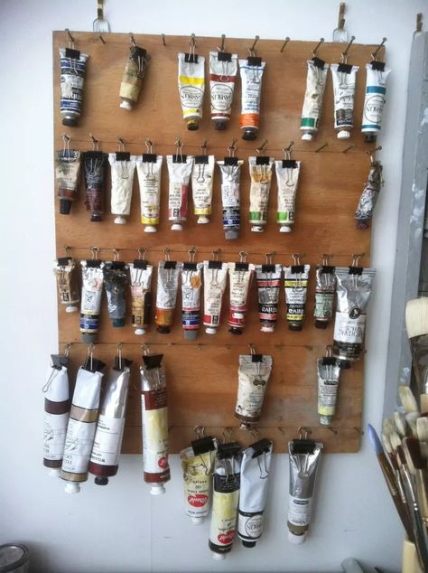 45 Organization Hacks To Transform Your Craft Room Home Art Studios, Rangement Art, Small Art Studio, Art Studio Space, Art Studio Room, Art Studio Organization, Paint Storage, Paint Tubes, Art Studio At Home