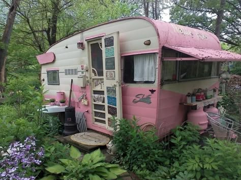 Heidi’s Cottage — (via) Pink Camper, Vintage Camper Remodel, Vintage Campers Trailers, Vintage Caravans, Retro Campers, Camper Makeover, Van Home, Vintage Travel Trailers, Camper Interior