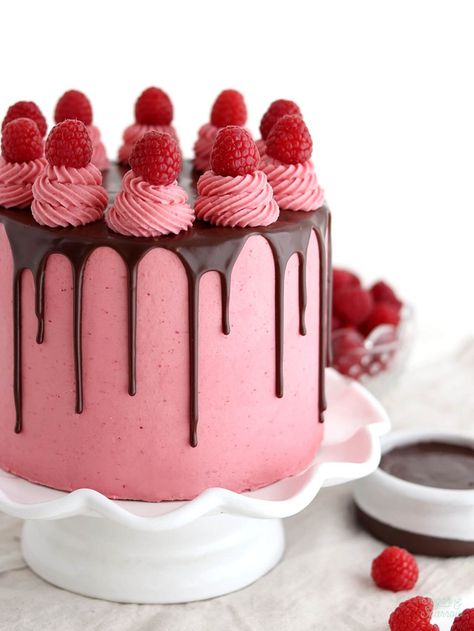 Raspberry Chocolate Cake Recipe - Sugar & Sparrow Vinalla Cake, Chocolate Raspberry Cake Recipe, Pretty Sweets, Nice Cakes, Chocolate Buttercream Recipe, Raspberry Buttercream, Chocolate Raspberry Cake, Sweet Temptation, Raspberry Chocolate